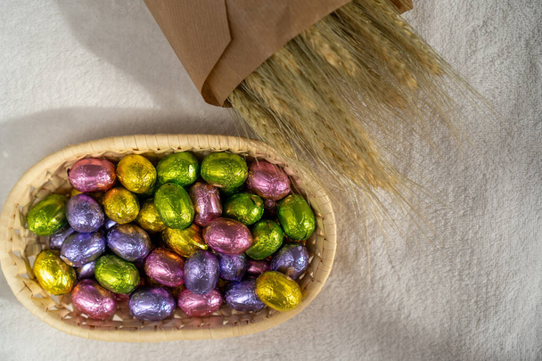 cioccolato Dolci pasquali in un cesto e fiori secchi - Foto, immagini