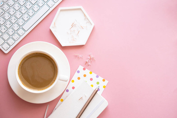 Lady bloggers σπίτι χώρο εργασίας, φλιτζάνι καφέ και πληκτρολόγιο laptop σε ροζ επιτραπέζια - Φωτογραφία, εικόνα