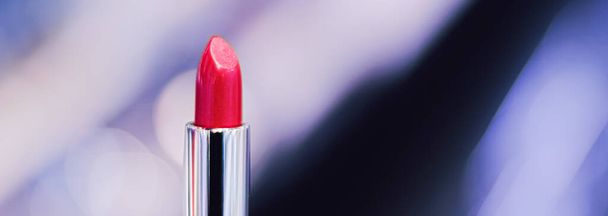 Rode lippenstift, make-up en luxe cosmetische producten - Foto, afbeelding