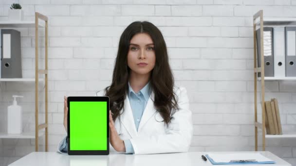 Mulher do doutor que mostra a tabuleta digital com tela verde no escritório - Filmagem, Vídeo
