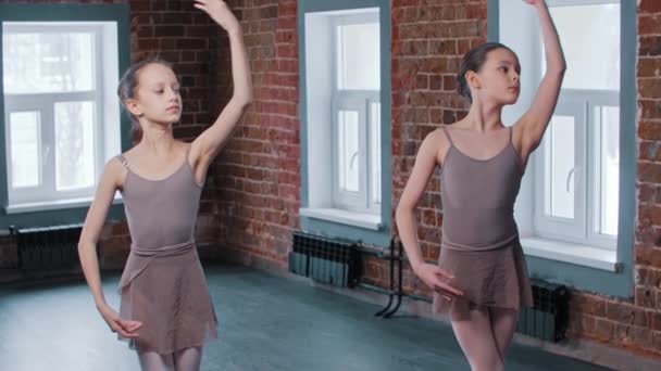 Kaksi ballerina tytöt tanssistudiossa - Materiaali, video
