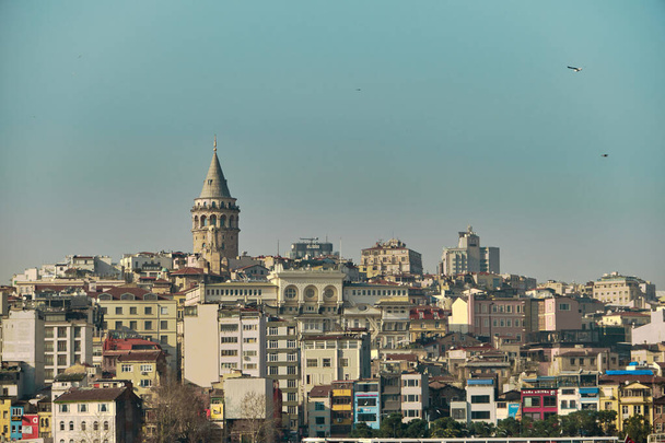 Τουρκία istanbul 04.03.2021. Διάσημος πύργος galata της Istanbul που τραβήχτηκε φωτογραφία από τον istanbul bosporus. έχει καθιερωθεί από Γενοβέζους ναυτικούς για παρακολούθηση του bosporus της Κωνσταντινούπολης. - Φωτογραφία, εικόνα