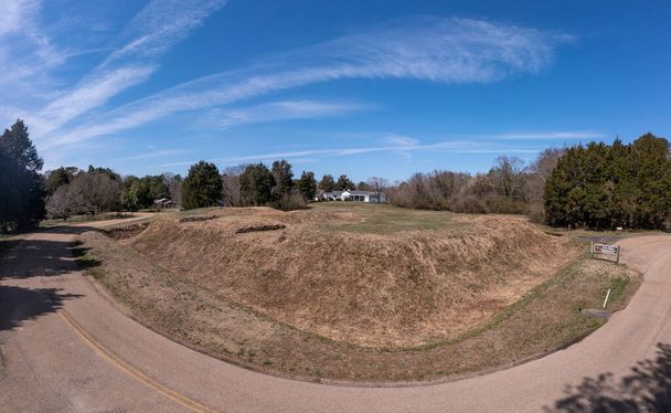 リッチモンド市の防衛線に大砲銃の抜け穴があるホーク砦の土塁を間近で見ることができ、南軍、南北戦争の戦場跡、溝から町を守った。 - 写真・画像
