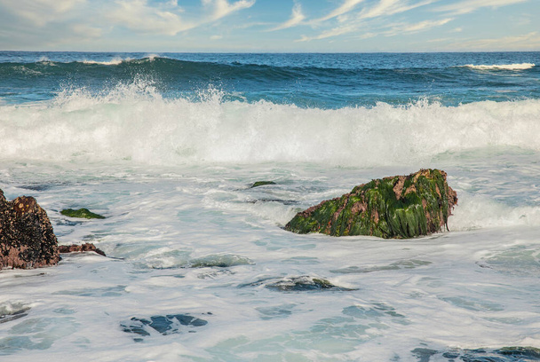 Hermoso paisaje marino de la costa del Pacífico, en California, olas, rocas, cielo, sol. Concepto, postal perfecta y guía. - Foto, imagen