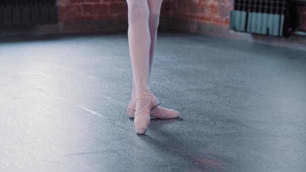 Ballerina tyttö koulutusta tanssistudiossa - jalat asennossa - Materiaali, video
