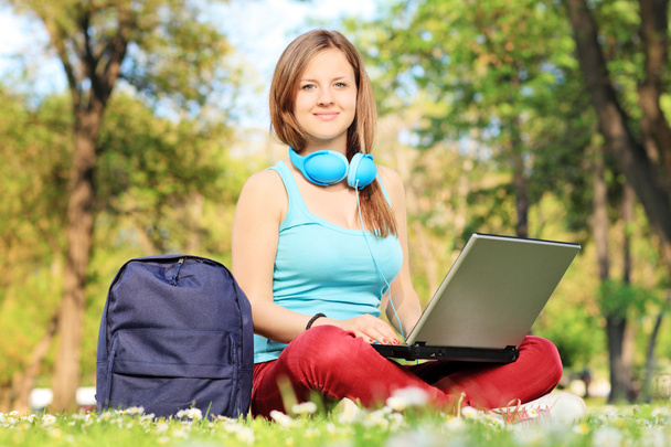 Female student working on laptop - Foto, imagen