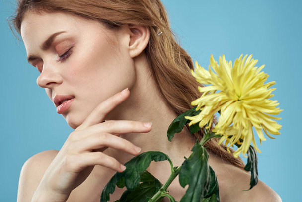 дівчина з квітами обрізаний вид портрет крупним планом весна голі плечі прозора шкіра макіяж
 - Фото, зображення