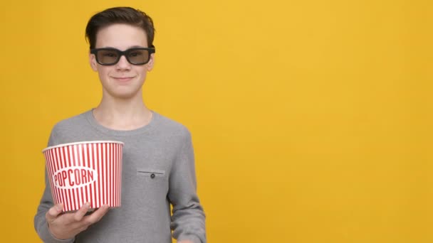 adolescent garçon gestuelle pouces vers le haut portant des lunettes 3D sur fond jaune - Séquence, vidéo