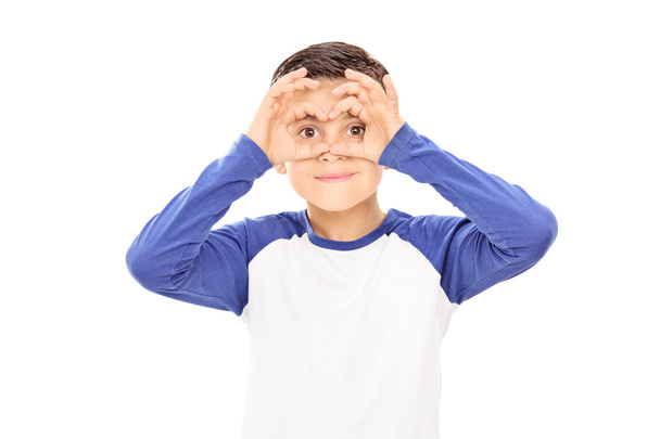 Boy pretending to be looking through binoculars - Fotografie, Obrázek
