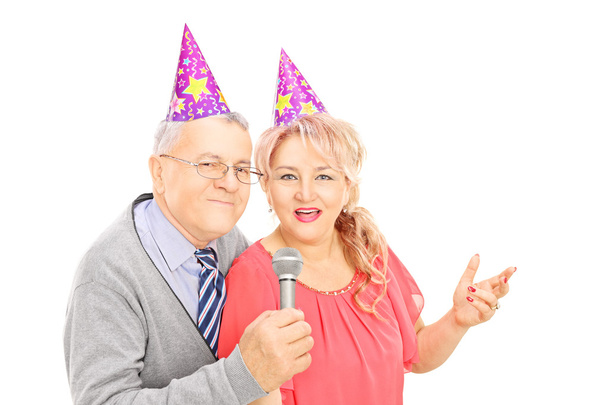 Couple with party hats singing - Fotografie, Obrázek