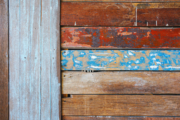 Ξύλινος τοίχος με κατακόρυφα και οριζόντια ξύλα - Φωτογραφία, εικόνα