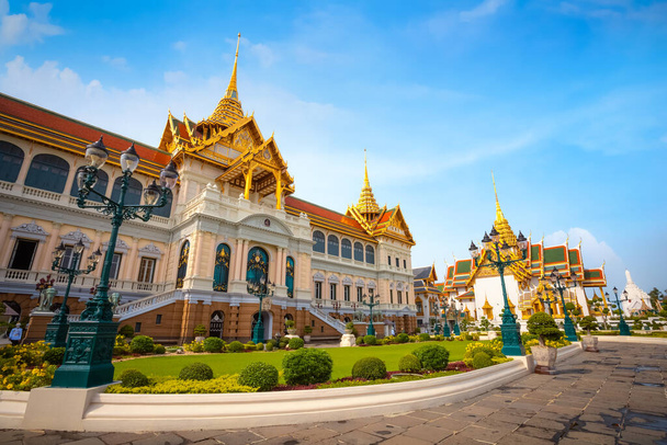 Το Μεγάλο Παλάτι της Ταϊλάνδης στην Μπανγκόκ, χτίστηκε το 1782, αποτελείται από πολλά κτίρια, αίθουσες, περίπτερα που βρίσκονται γύρω από ανοιχτό γρασίδι, κήπους και αυλές - Φωτογραφία, εικόνα