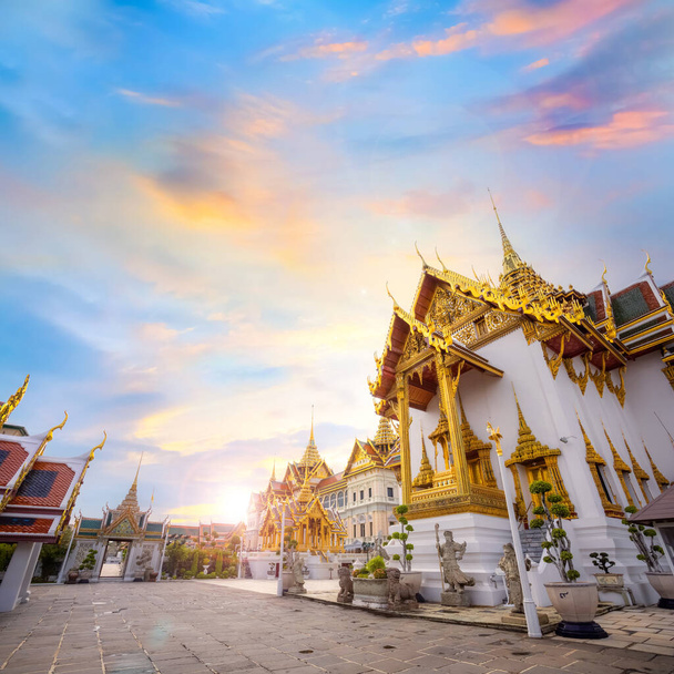 Tayland 'ın Bangkok' taki Büyük Sarayı, 1782 'de inşa edilmiş, açık çimenler, bahçeler ve avluların etrafına kurulmuş sayısız bina, salon ve köşkten oluşmuştur. - Fotoğraf, Görsel