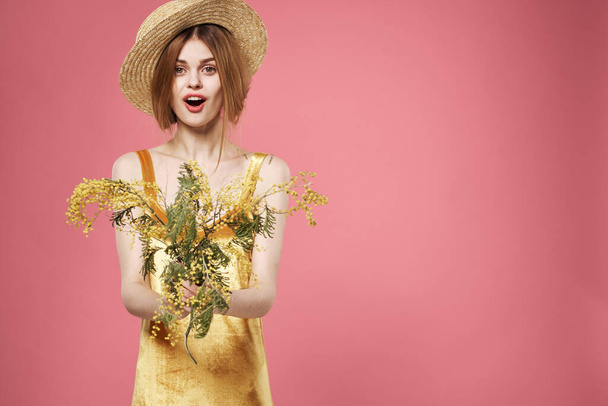 Krásná žena v šaty kytice květin dovolená dárek pro ženy den - Fotografie, Obrázek