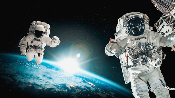 Astronauta astronauta hacer caminata espacial mientras trabaja para la estación espacial - Foto, Imagen