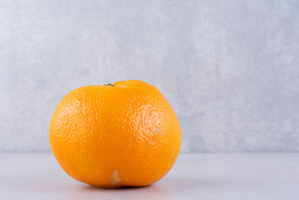 Свежий апельсин на сером фоне - Фото, изображение