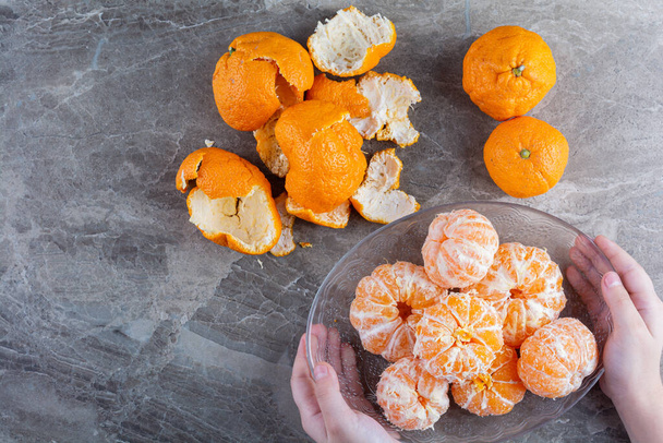 fresh ripe tangerines on a grey background. top view. - Zdjęcie, obraz