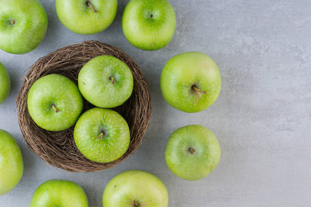 čerstvá zelená jablka na kuchyňském stole  - Fotografie, Obrázek
