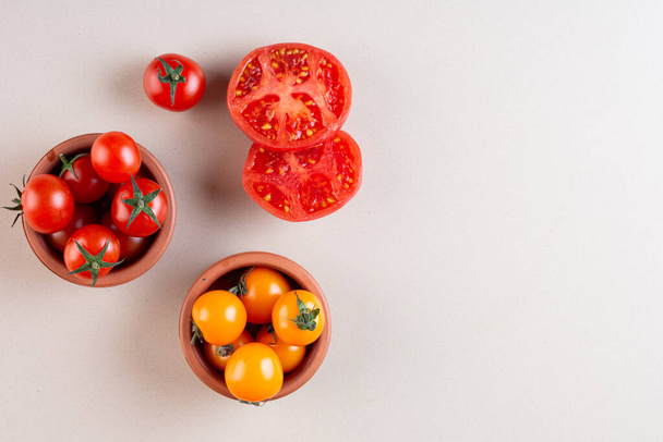 свежие помидоры на кухонном столе  - Фото, изображение