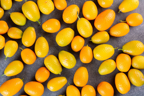 frische reife Kumquats auf dem Küchentisch - Foto, Bild