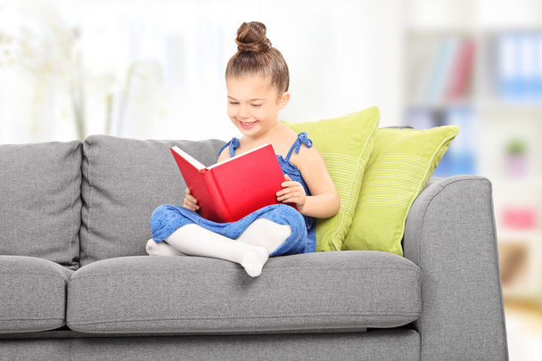 Girl reading book - Fotografie, Obrázek