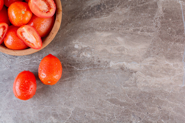tomates frescos sobre un fondo de mesa de cocina  - Foto, imagen
