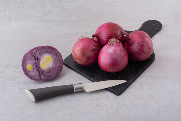 dojrzałe cebule organiczne na stole kuchennym  - Zdjęcie, obraz
