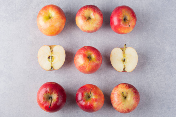 свежие спелые красные яблоки на кухонном столе - Фото, изображение