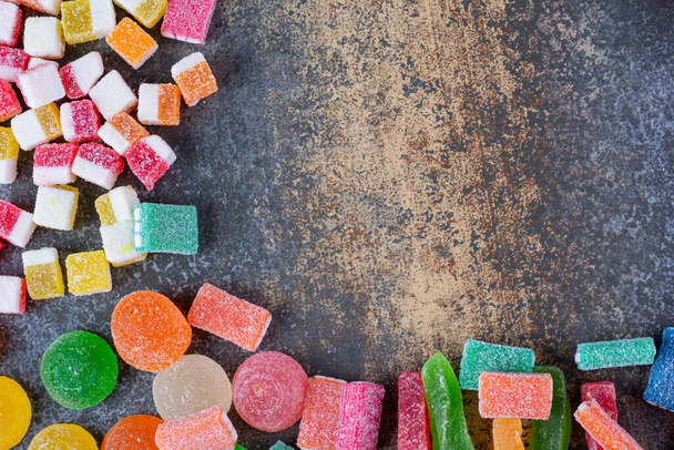 caramelos de gelatina multicolor en la mesa - Foto, Imagen