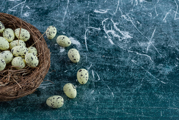 ovos de codorna em um ninho em um fundo escuro. - Foto, Imagem
