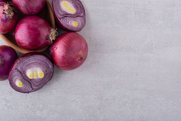 red onions on a kitchen table background - Valokuva, kuva