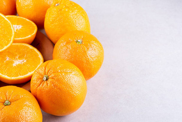 fresh oranges on grey background - Foto, afbeelding