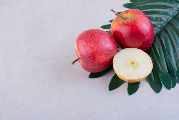 čerstvé zralá červená jablka na pozadí kuchyňského stolu - Fotografie, Obrázek