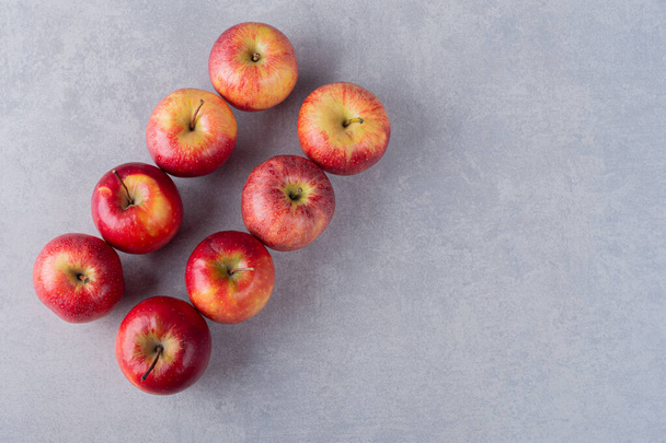 fresh ripe apples on a grey background - Foto, afbeelding