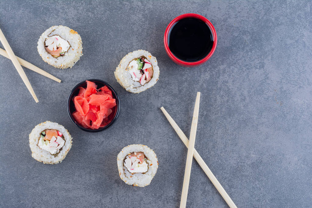 sushi nastaveno na šedém pozadí tabulky - Fotografie, Obrázek