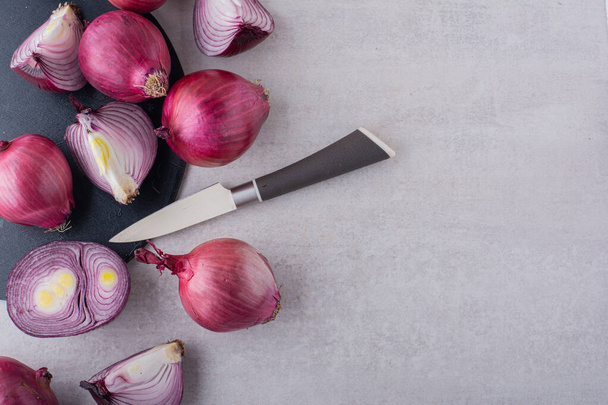 ripe organic onions on kitchen table - Valokuva, kuva