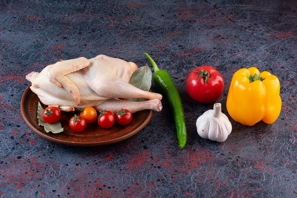 syrové kuřecí maso s kořením a zeleninou - Fotografie, Obrázek
