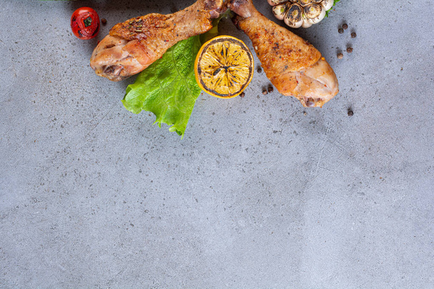 鶏の肉を野菜やスパイスで焼き - 写真・画像