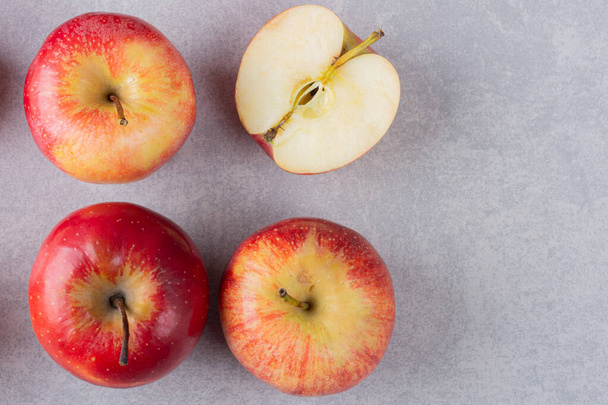 maçãs maduras frescas sobre um fundo cinzento - Foto, Imagem