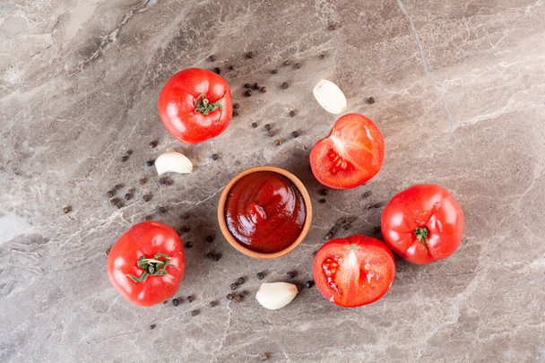 verse tomaten op kiktchen tafel achtergrond  - Foto, afbeelding