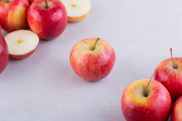 νωπά ώριμα μήλα σε γκρι φόντο - Φωτογραφία, εικόνα
