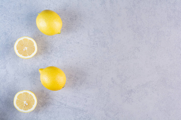 свіжі жовті лимони на сірому фоні
   - Фото, зображення