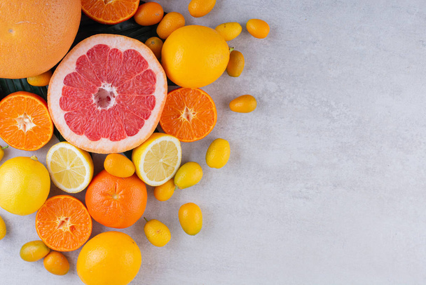свежие спелые цитрусовые, концепция здоровой пищи - Фото, изображение