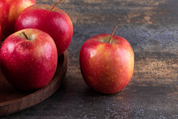 красные яблоки на сером фоне - Фото, изображение