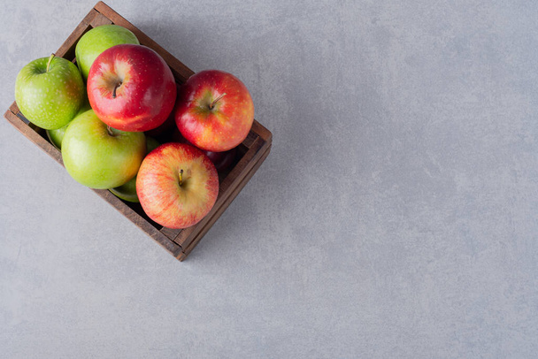 maçãs maduras frescas sobre um fundo cinzento. - Foto, Imagem