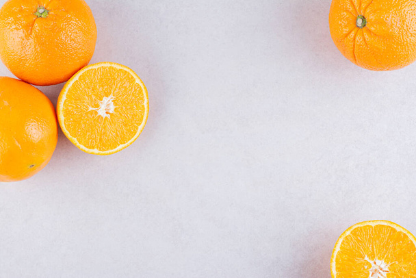 fresh ripe oranges on kitchen table, healthy nutrition concept - Φωτογραφία, εικόνα