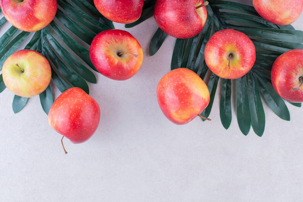 Mutfak masasında taze kırmızı elmalar. - Fotoğraf, Görsel