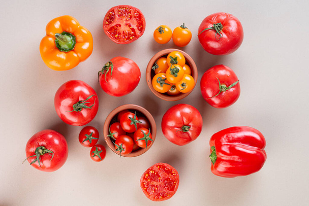pomodori freschi e peperoni in tavola - Foto, immagini