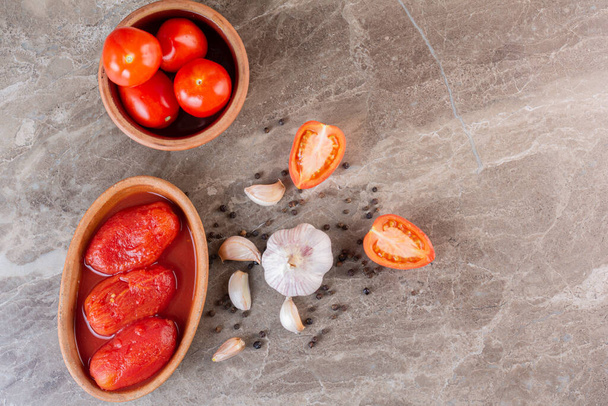 свежие помидоры на кухонном столе - Фото, изображение