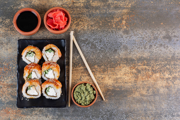 Finom sushi. hagyományos ázsiai étel koncepció - Fotó, kép